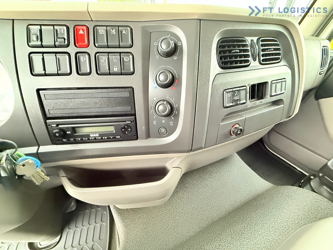侧帘卡车 DAF LF 260 FA / AUTOMATIC / 9,255 kg PAYLOAD / 4x2 / 18 PALLETS / TAIL LIFT / SIDE BOARDS / EXCELLENT CONDITION!：图37