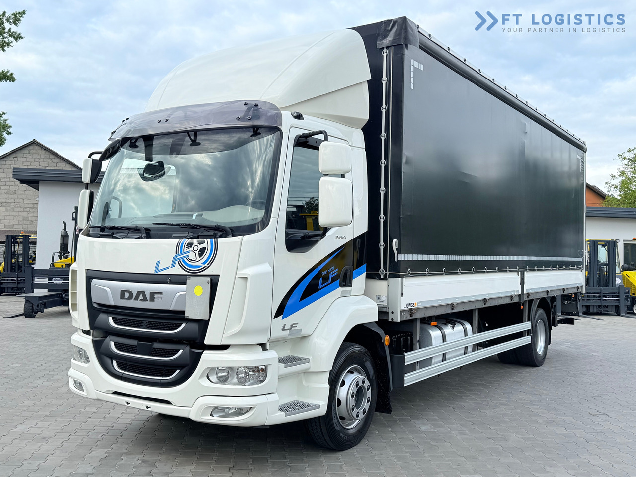 DAF LF 260 FA / AUTOMATIC / 9,255 kg PAYLOAD / 4x2 / 18 PALLETS / TAIL LIFT / SIDE BOARDS / EXCELLENT CONDITION! - 侧帘卡车:图2 DAF LF 260 FA / AUTOMATIC / 9,255 kg PAYLOAD / 4x2 / 18 PALLETS / TAIL LIFT / SIDE BOARDS / EXCELLENT CONDITION! - 侧帘卡车:图2