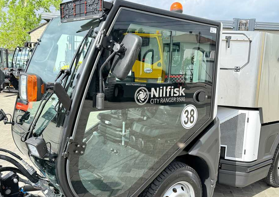Nilfisk Nilfisk City Ranger 3500 – Articulated Municipal Sweeper | Year 2017 | On - 道路清扫机:图4 Nilfisk Nilfisk City Ranger 3500 – Articulated Municipal Sweeper | Year 2017 | On - 道路清扫机:图4
