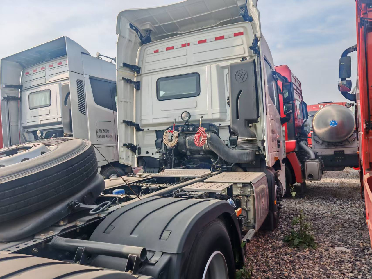 Auman 6×4 - 翻斗半拖车:图4 Auman 6×4 - 翻斗半拖车:图4