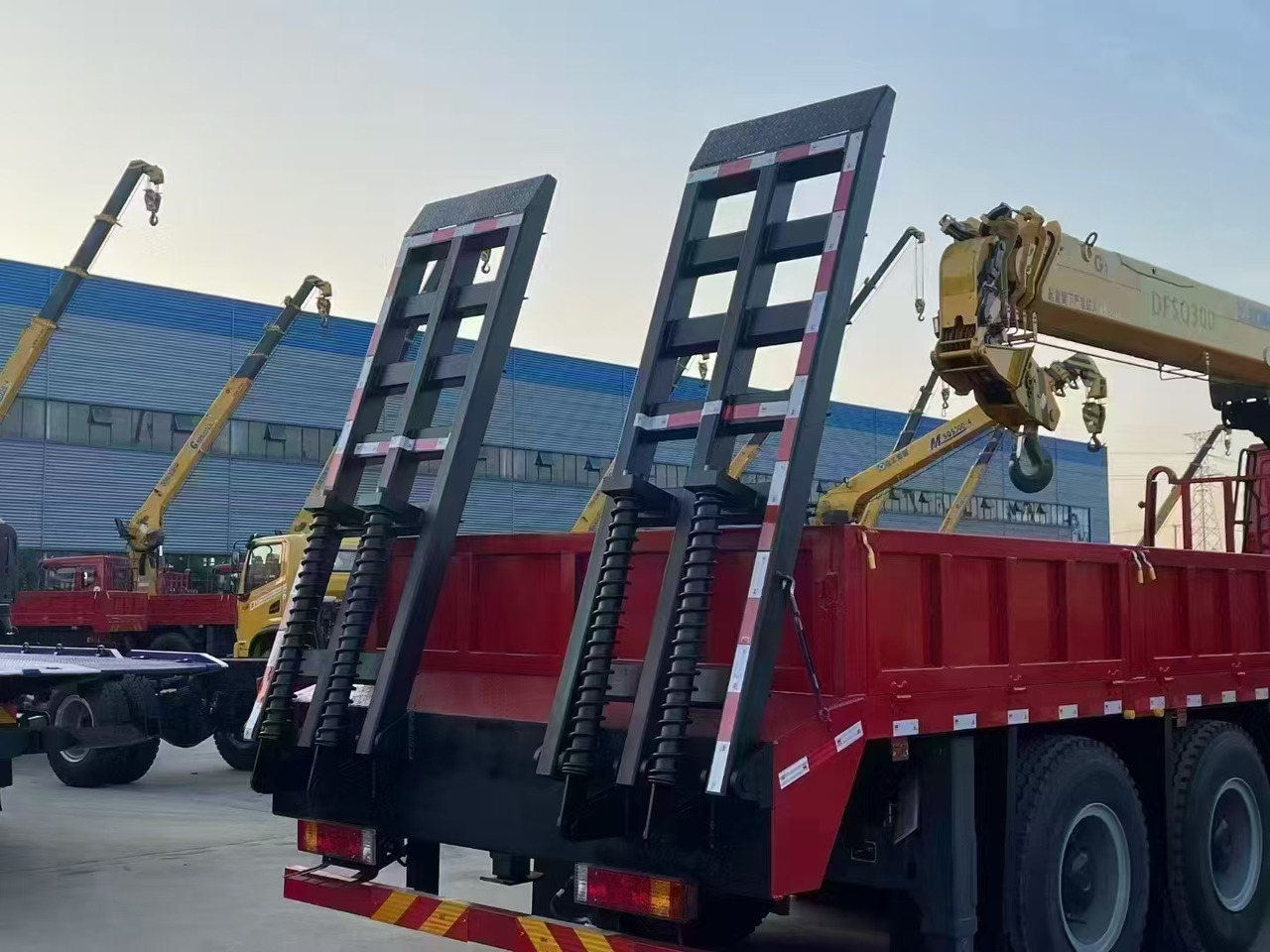 Delong Delong  M3000,XCMG  DFSQ 300 - 起重车:图1 Delong Delong  M3000,XCMG  DFSQ 300 - 起重车:图1