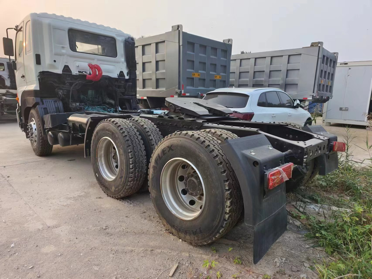 HINO HINO 700 - 牵引车:图1 HINO HINO 700 - 牵引车:图1