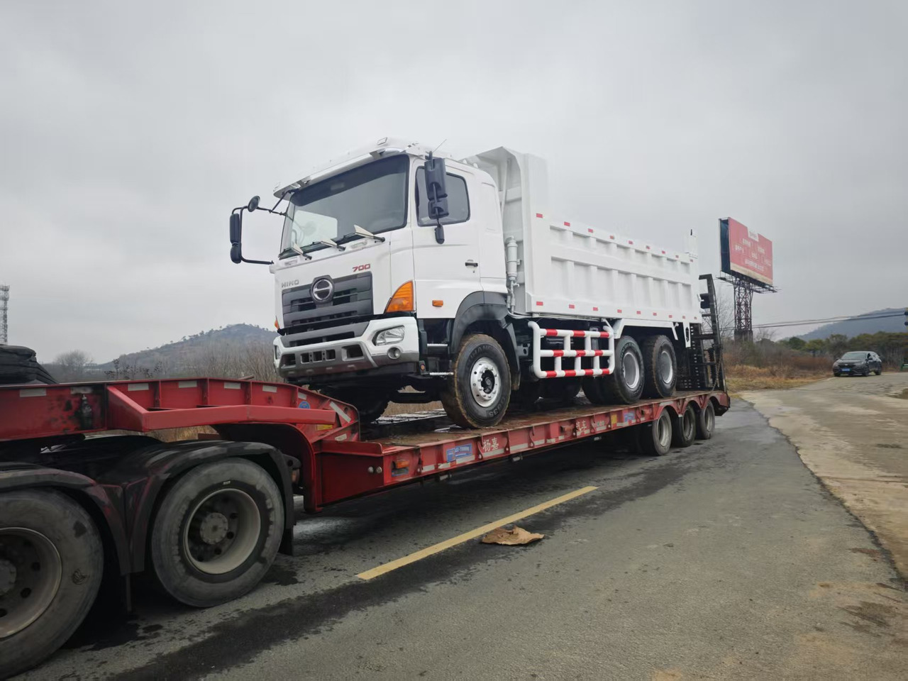 HINO HINO 700 - 翻斗车:图2 HINO HINO 700 - 翻斗车:图2