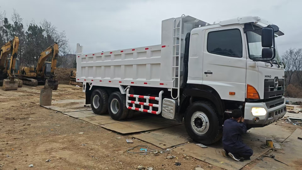 HINO HINO 700 - 翻斗车:图3 HINO HINO 700 - 翻斗车:图3