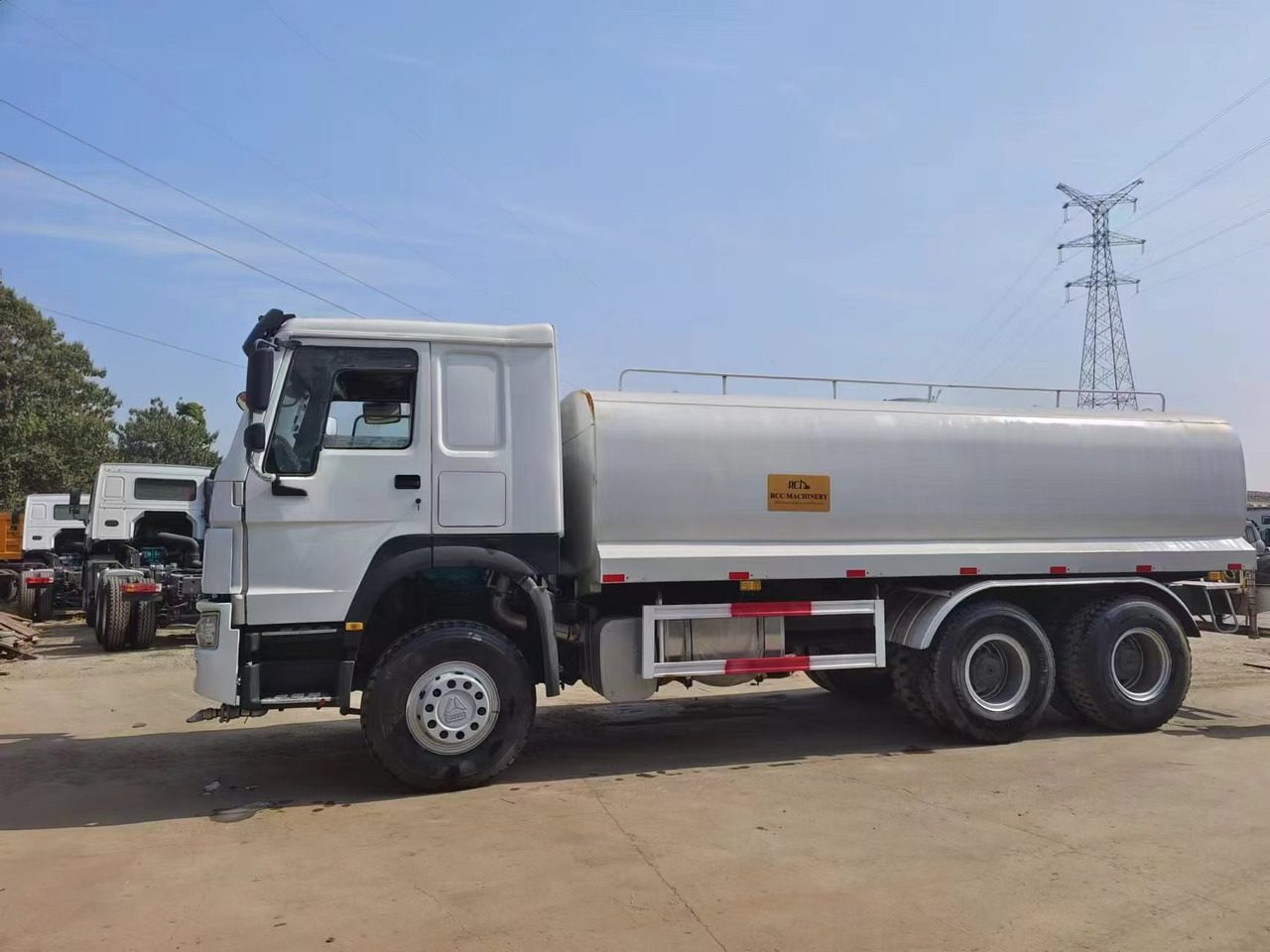 SINOTRUK 20 CBM,6×4 - 罐车:图2 SINOTRUK 20 CBM,6×4 - 罐车:图2