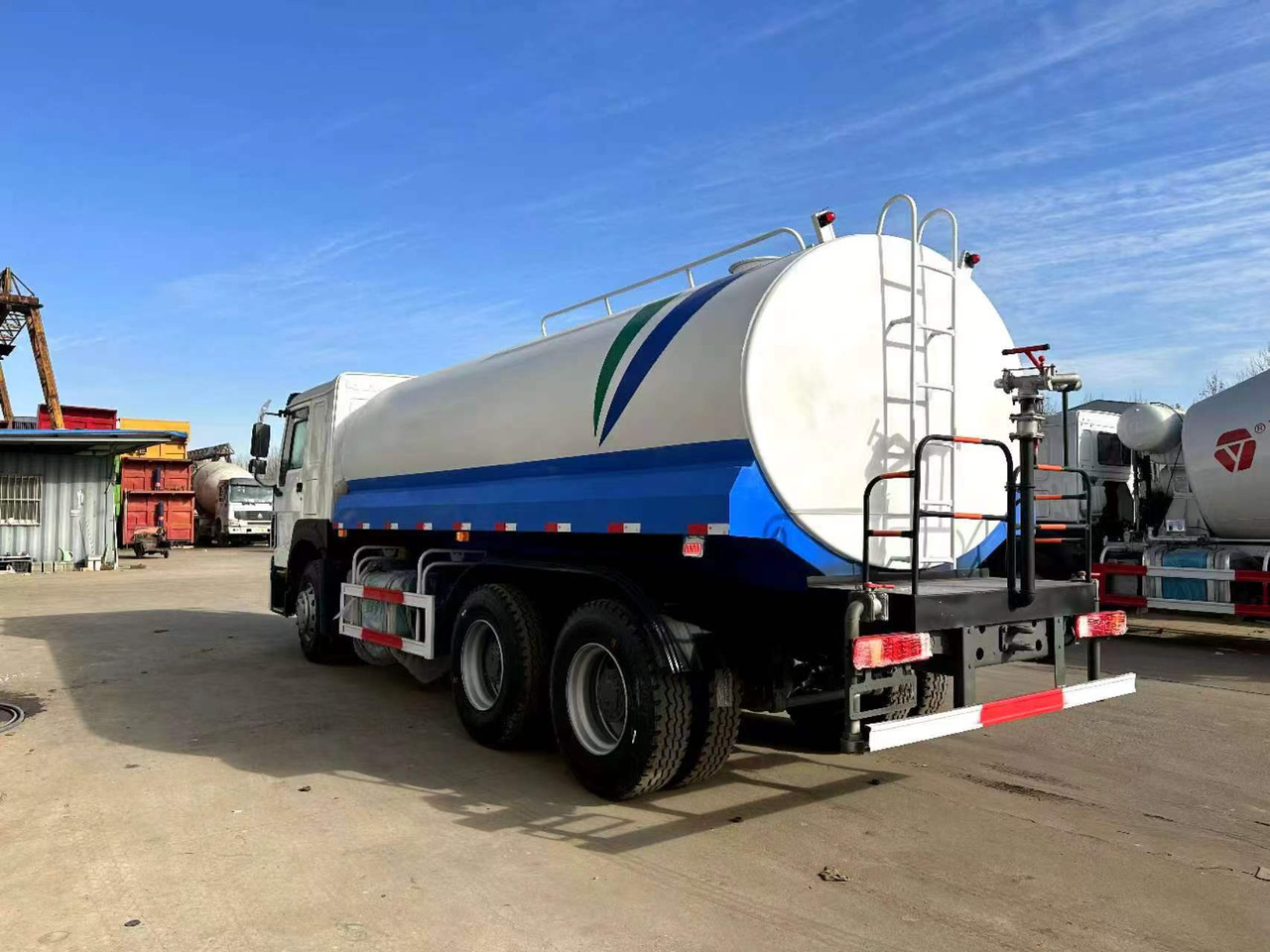 SINOTRUK 20  cubic  meters  tanker - 罐车:图3 SINOTRUK 20  cubic  meters  tanker - 罐车:图3