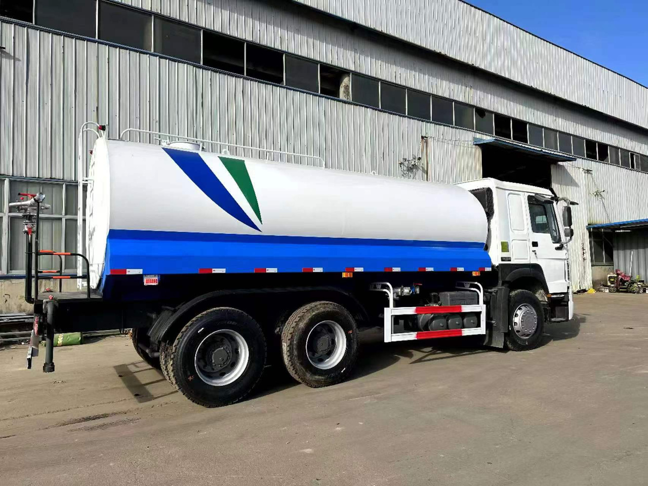 SINOTRUK 20  cubic  meters  tanker - 罐车:图5 SINOTRUK 20  cubic  meters  tanker - 罐车:图5