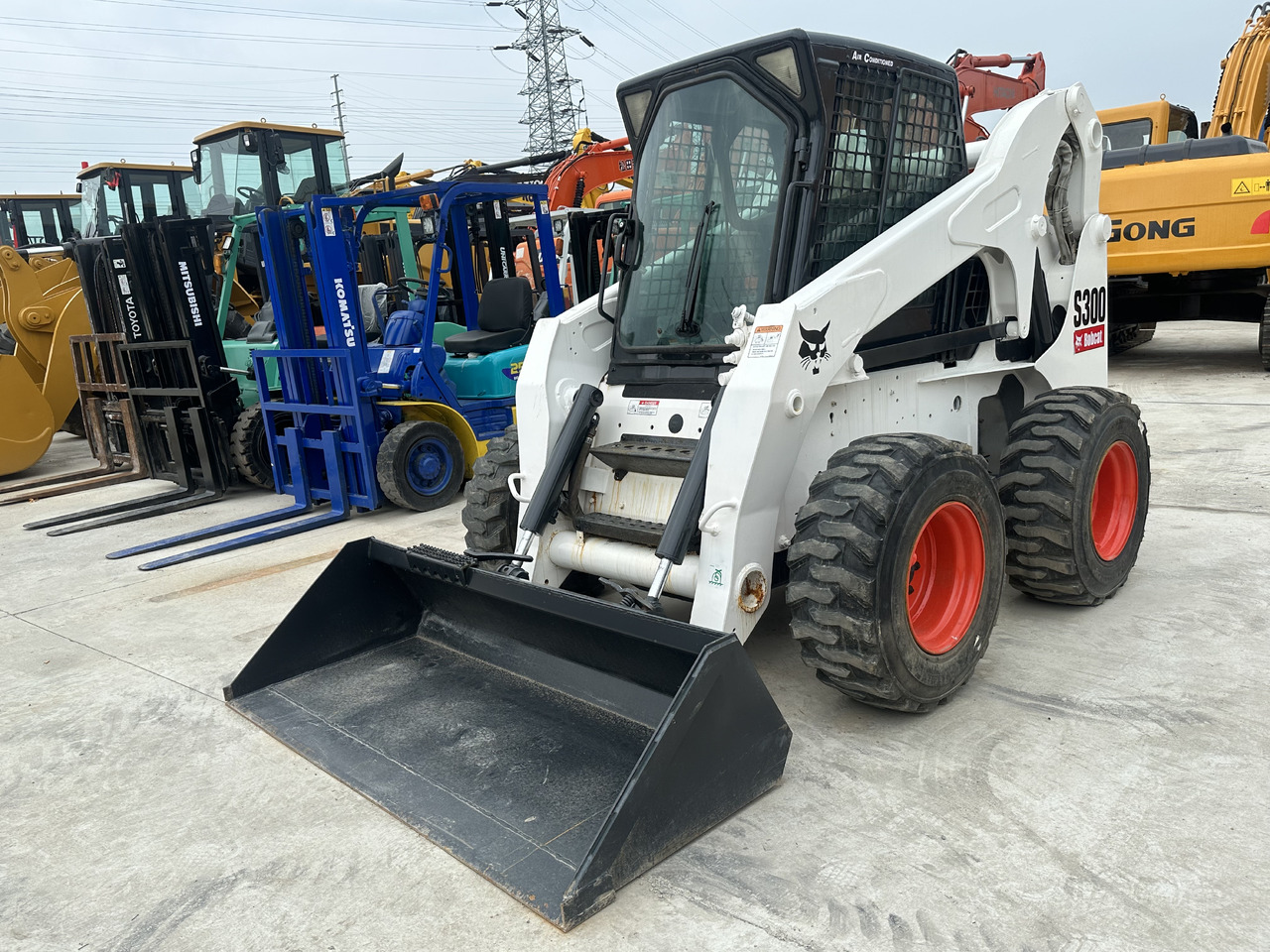 Second hand Hot sale skid-steers Bobcat S300 - 滑移装载机:图1 Second hand Hot sale skid-steers Bobcat S300 - 滑移装载机:图1