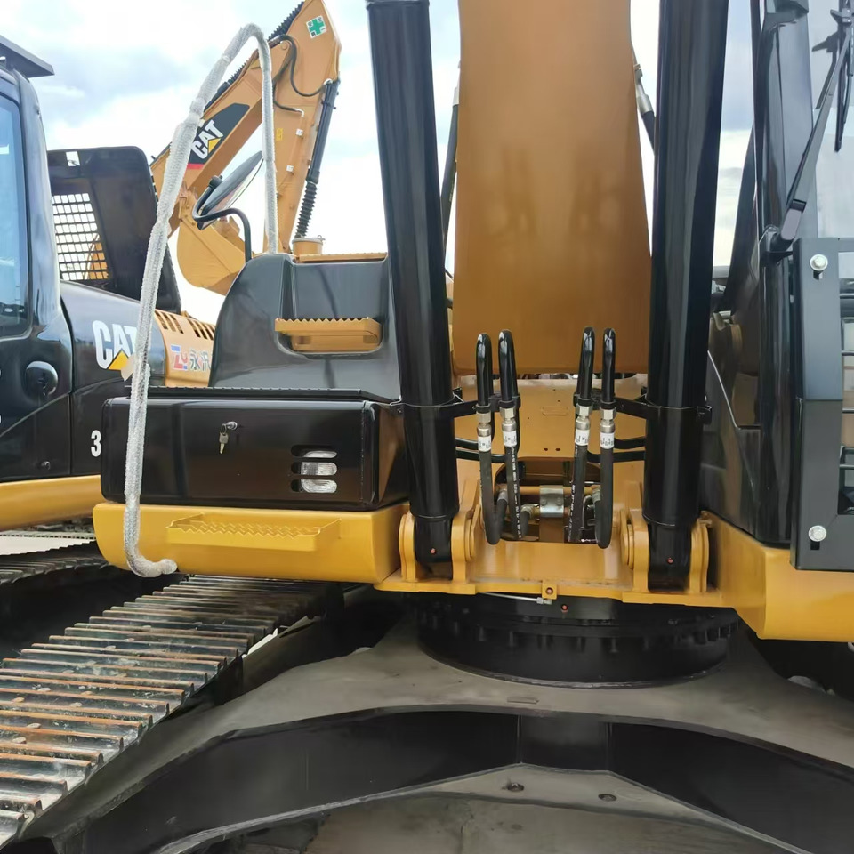 Used high quality excavator CAT 323D2L Made in Japan - 履带式挖掘机:图3 Used high quality excavator CAT 323D2L Made in Japan - 履带式挖掘机:图3