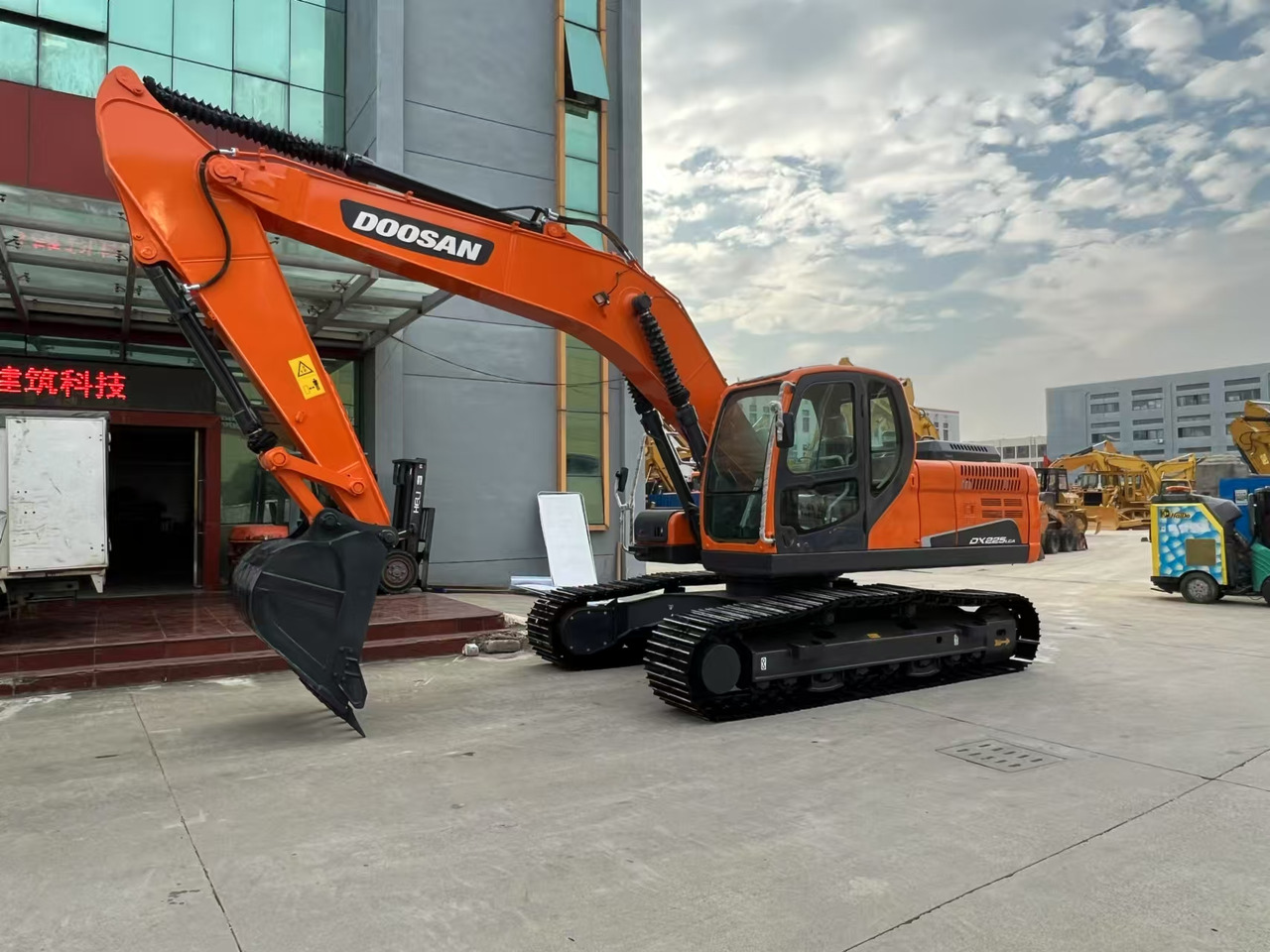 DOOSAN DX225LCA - 履带式挖掘机:图1 DOOSAN DX225LCA - 履带式挖掘机:图1