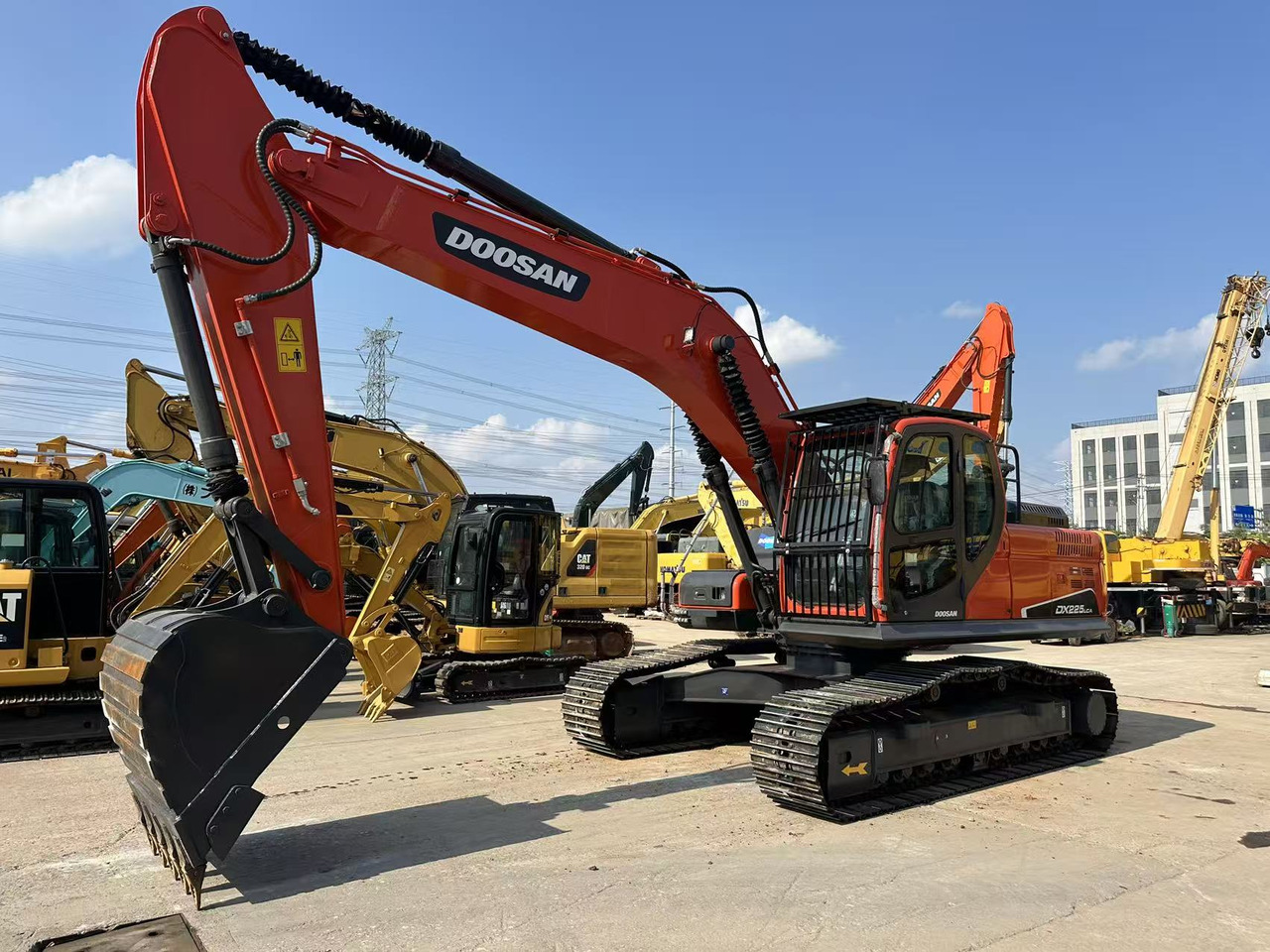 DOOSAN DX225LCA - 履带式挖掘机:图1 DOOSAN DX225LCA - 履带式挖掘机:图1