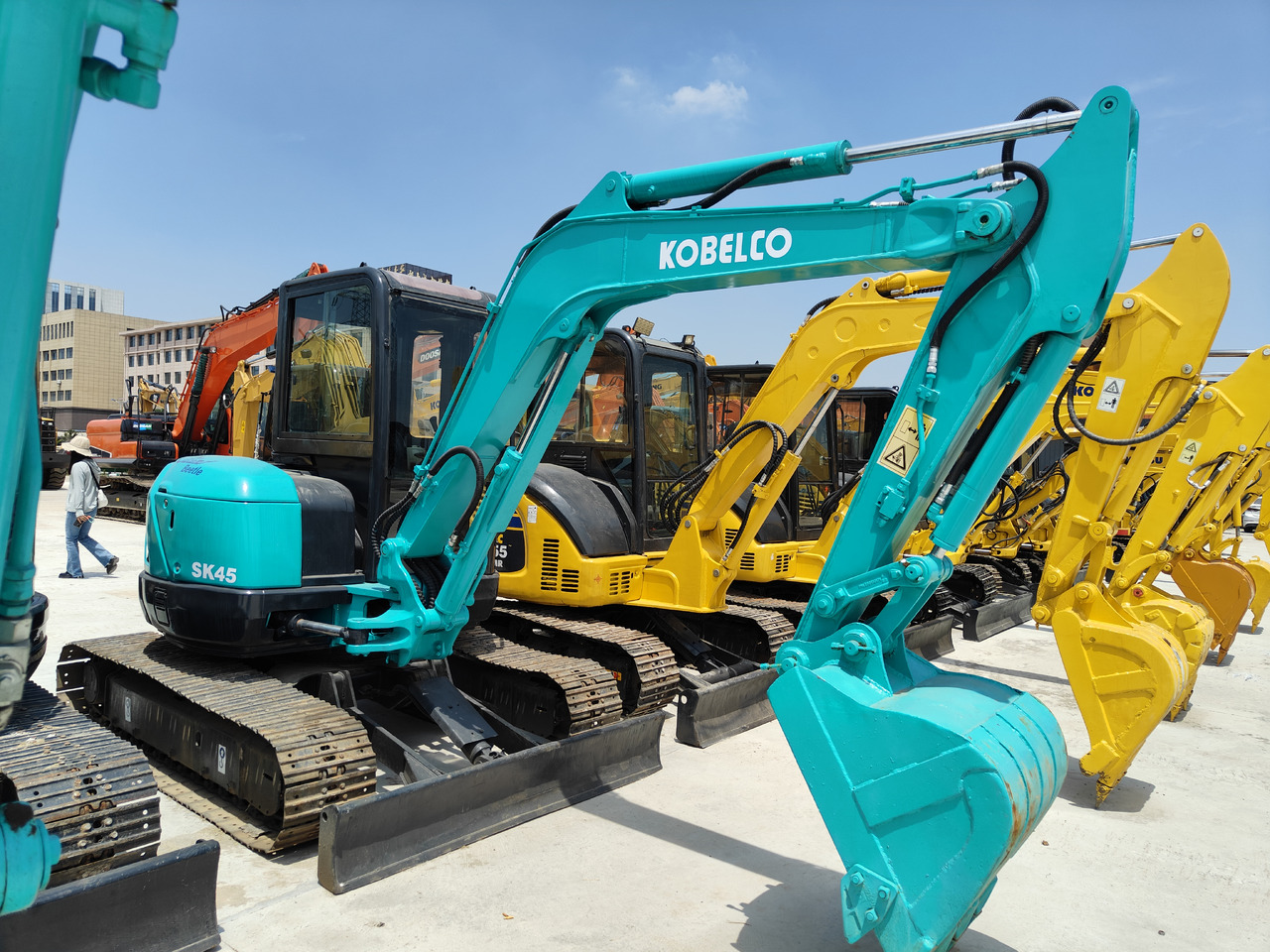 KOBELCO SK45 - 小型挖掘机:图3 KOBELCO SK45 - 小型挖掘机:图3