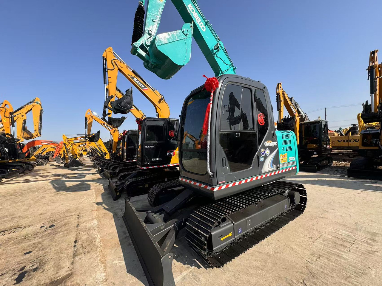 KOBELCO SK75 - 小型挖掘机:图3 KOBELCO SK75 - 小型挖掘机:图3