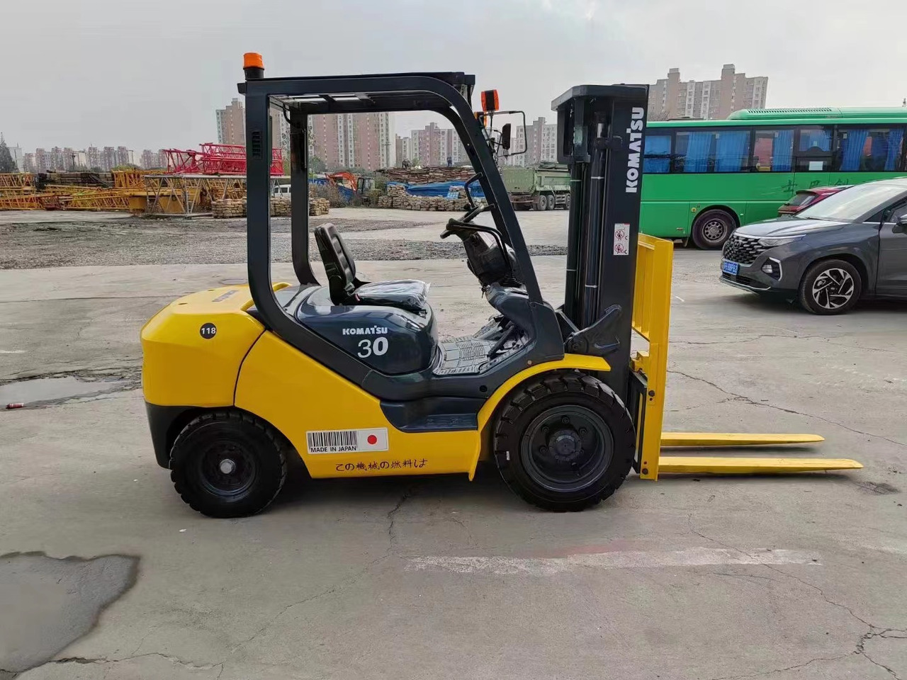 KOMATSU 3-ton - 柴油叉车:图1 KOMATSU 3-ton - 柴油叉车:图1