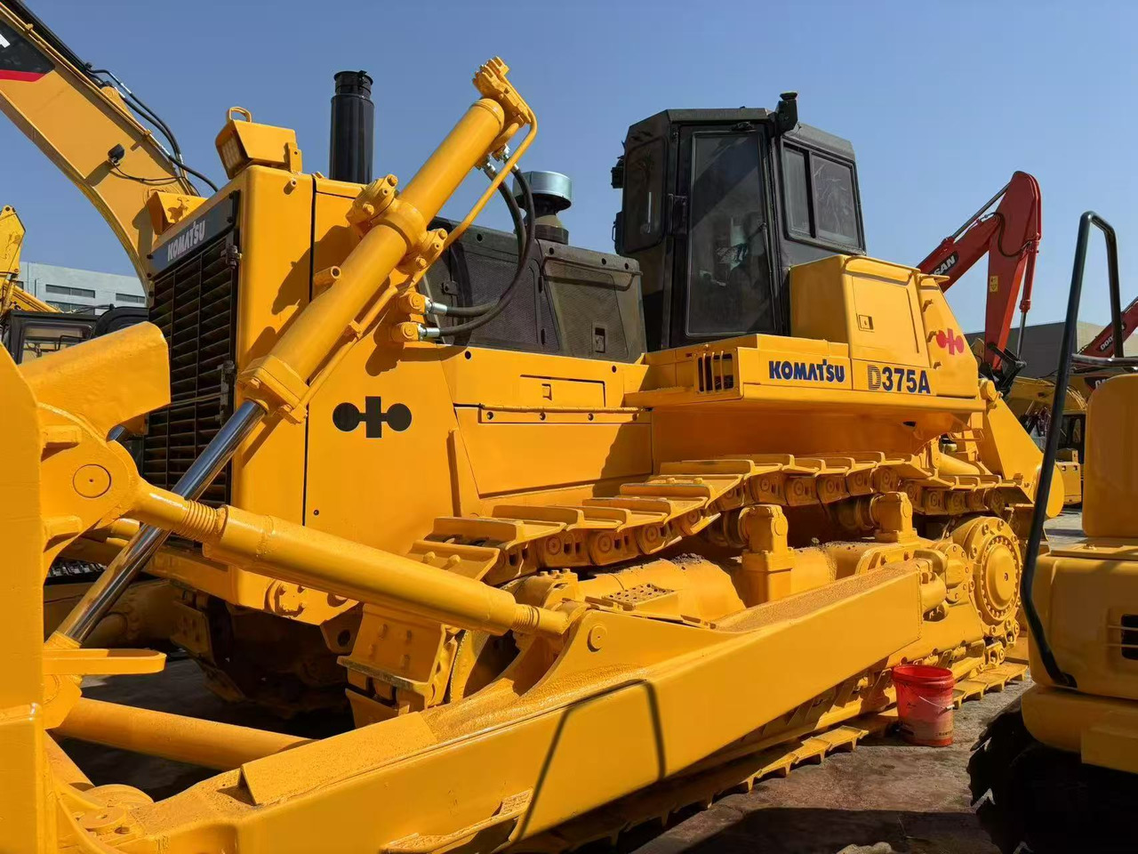 KOMATSU D375 - 推土机:图3 KOMATSU D375 - 推土机:图3