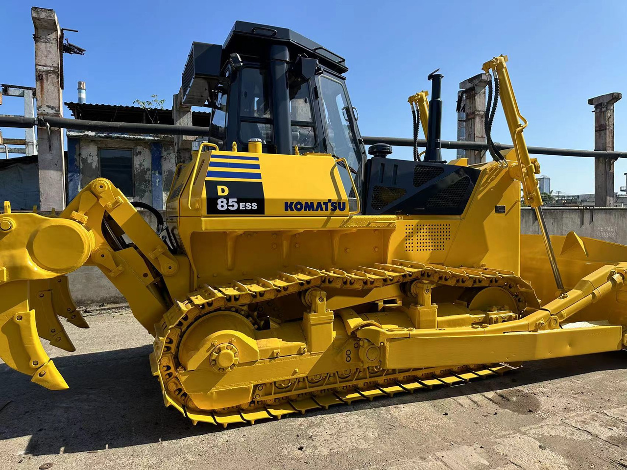 KOMATSU D85ESS - 推土机:图1 KOMATSU D85ESS - 推土机:图1