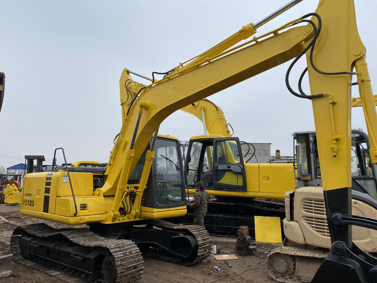 KOMATSU PC120-6 - 履带式挖掘机:图1 KOMATSU PC120-6 - 履带式挖掘机:图1