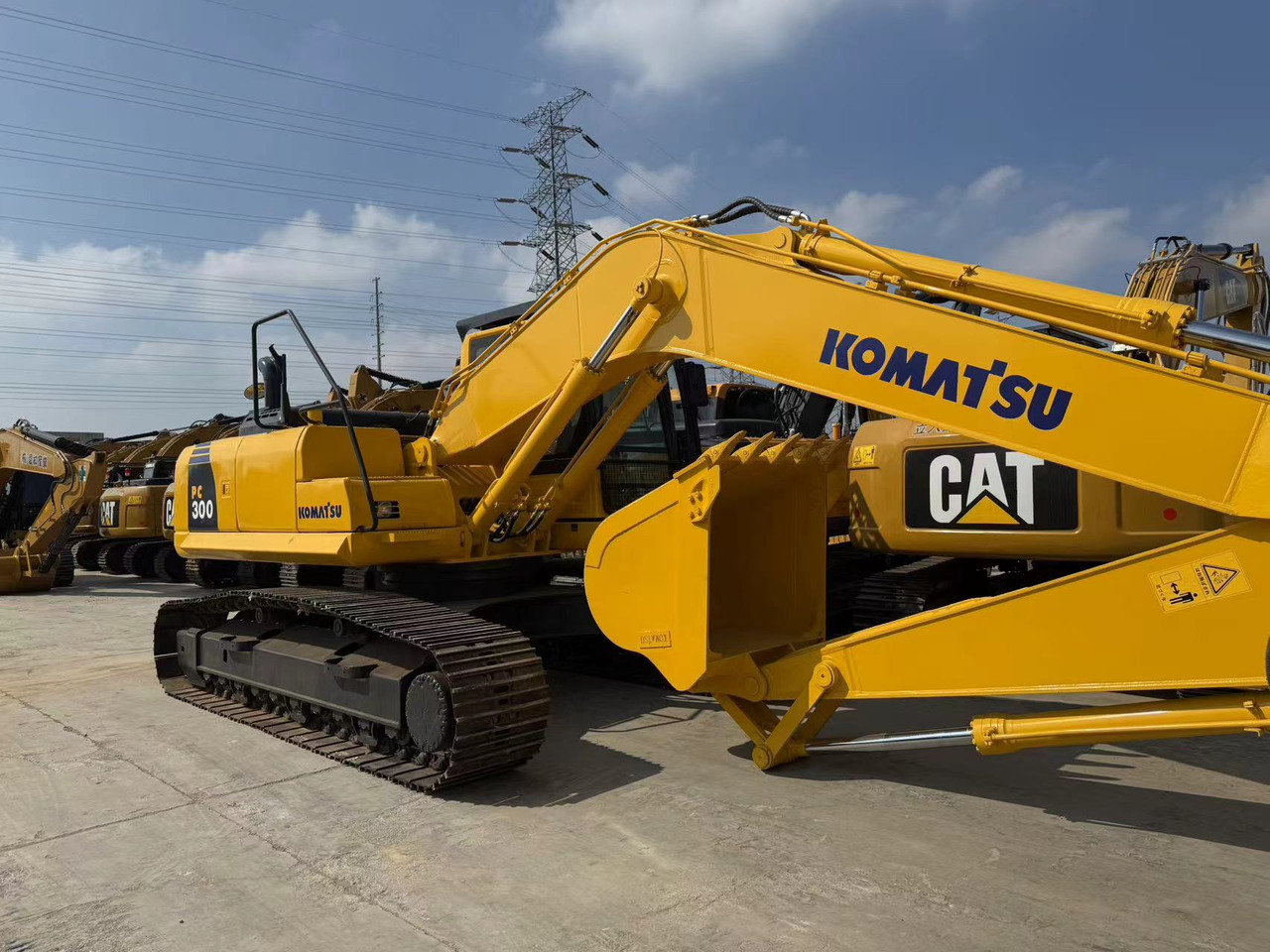 KOMATSU PC300-8 - 履带式挖掘机:图1 KOMATSU PC300-8 - 履带式挖掘机:图1