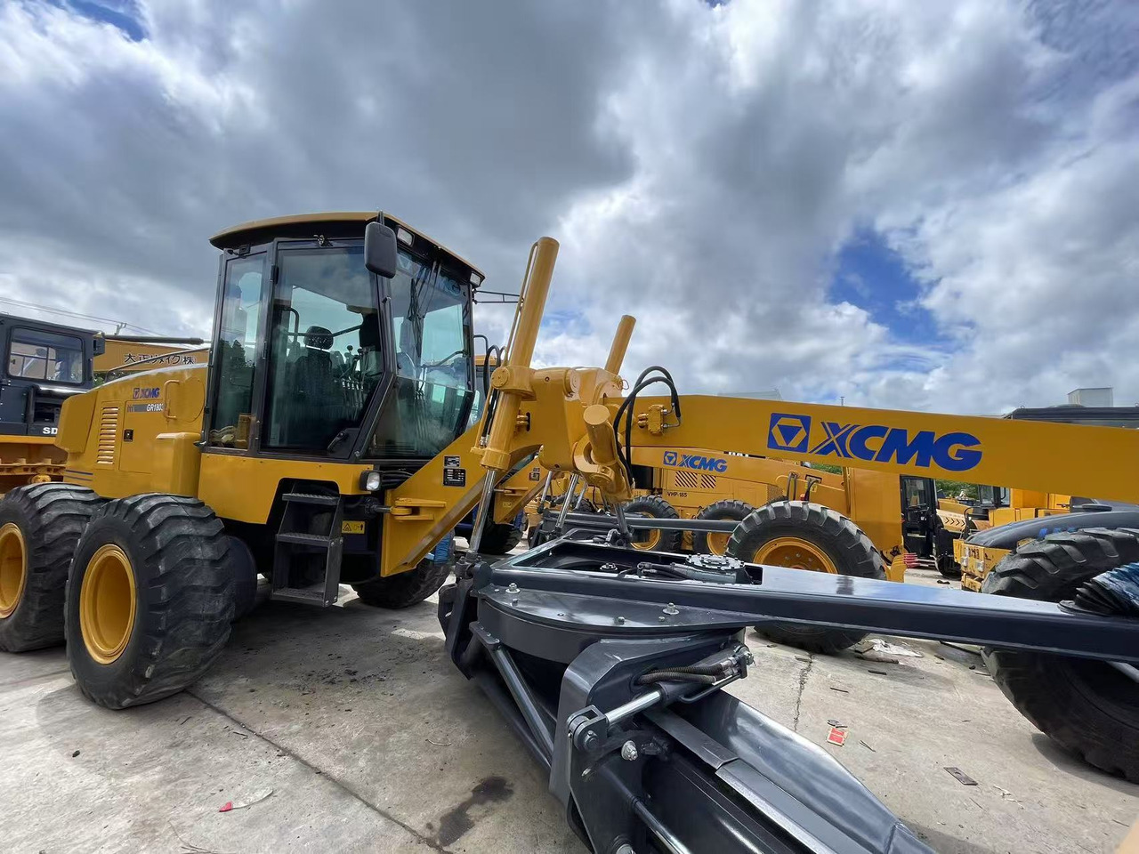 XCMG GR1803 - 平路机:图1 XCMG GR1803 - 平路机:图1