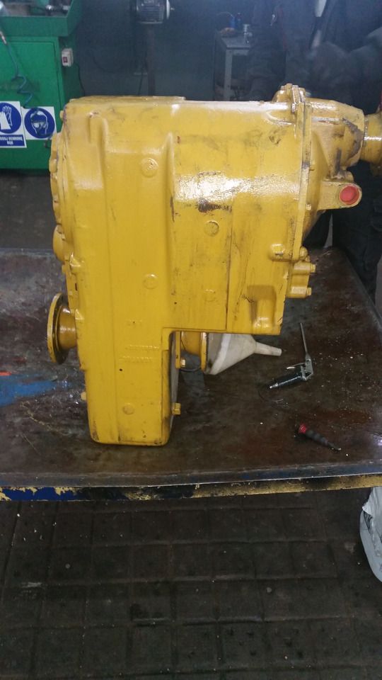 Skrzynia biegów Clark R28000 do Clark R24000, R28000, R32000, R34000, R36000 - 变速箱 适用于 建筑机械:图1 Skrzynia biegów Clark R28000 do Clark R24000, R28000, R32000, R34000, R36000 - 变速箱 适用于 建筑机械:图1