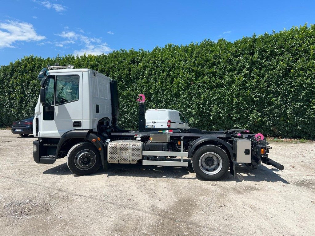 IVECO EUROCARGO 120E28 CON SCARRABILE NUOVO - 吊钩升降车:图2 IVECO EUROCARGO 120E28 CON SCARRABILE NUOVO - 吊钩升降车:图2