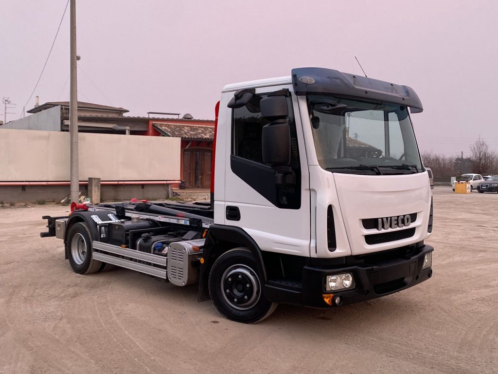 IVECO EUROCARGO 80 E18 CON IMPIANTO SCARRABILE NUO - 吊钩升降车:图1 IVECO EUROCARGO 80 E18 CON IMPIANTO SCARRABILE NUO - 吊钩升降车:图1