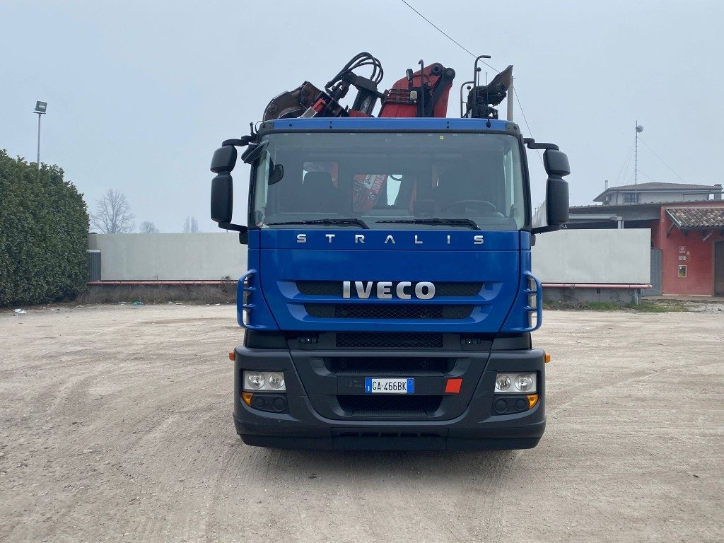 IVECO STRALIS 260.450 SCARRABILE CON GRU - 吊钩升降车, 起重车:图2 IVECO STRALIS 260.450 SCARRABILE CON GRU - 吊钩升降车, 起重车:图2