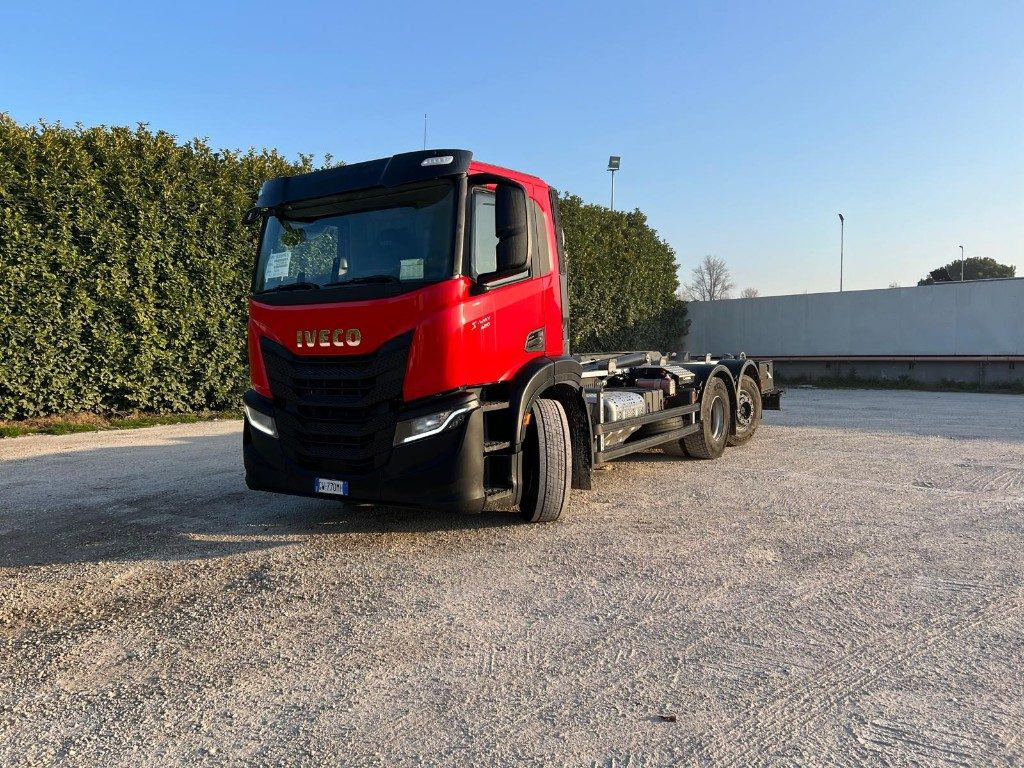 IVECO X-WAY AD260 NUOVO TARGATO SCARRABILE - 吊钩升降车:图1 IVECO X-WAY AD260 NUOVO TARGATO SCARRABILE - 吊钩升降车:图1