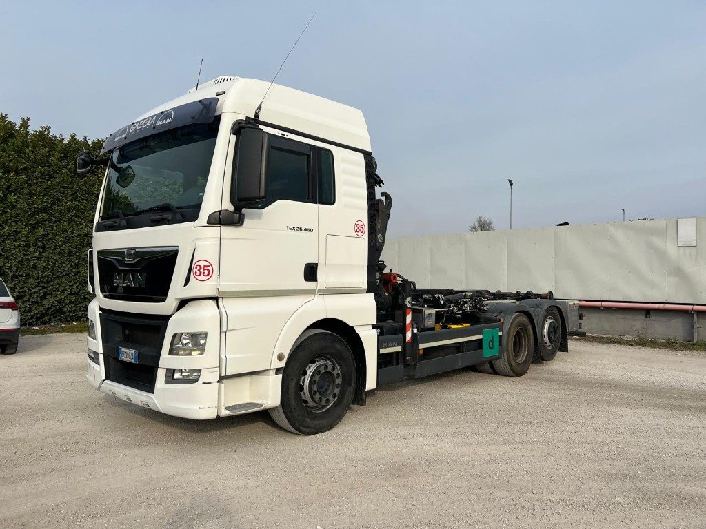 MAN TGX 26.480 SCARRABILE CON GRU DIETRO CABINA - 吊钩升降车, 起重车:图1 MAN TGX 26.480 SCARRABILE CON GRU DIETRO CABINA - 吊钩升降车, 起重车:图1