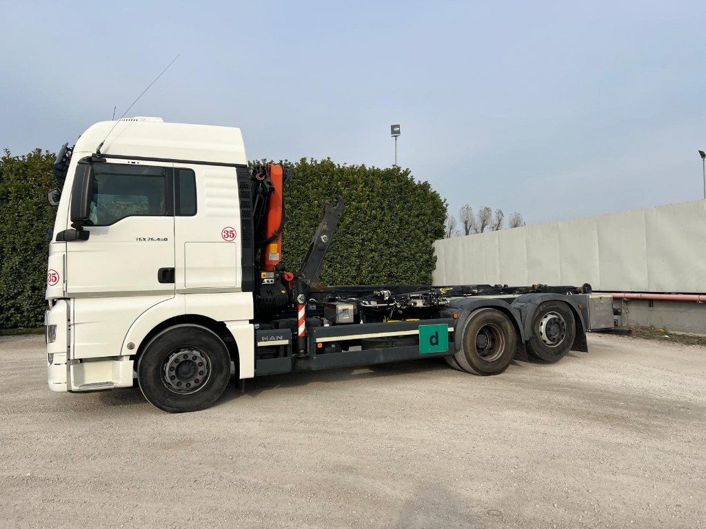 MAN TGX 26.480 SCARRABILE CON GRU DIETRO CABINA - 吊钩升降车:图2 MAN TGX 26.480 SCARRABILE CON GRU DIETRO CABINA - 吊钩升降车:图2