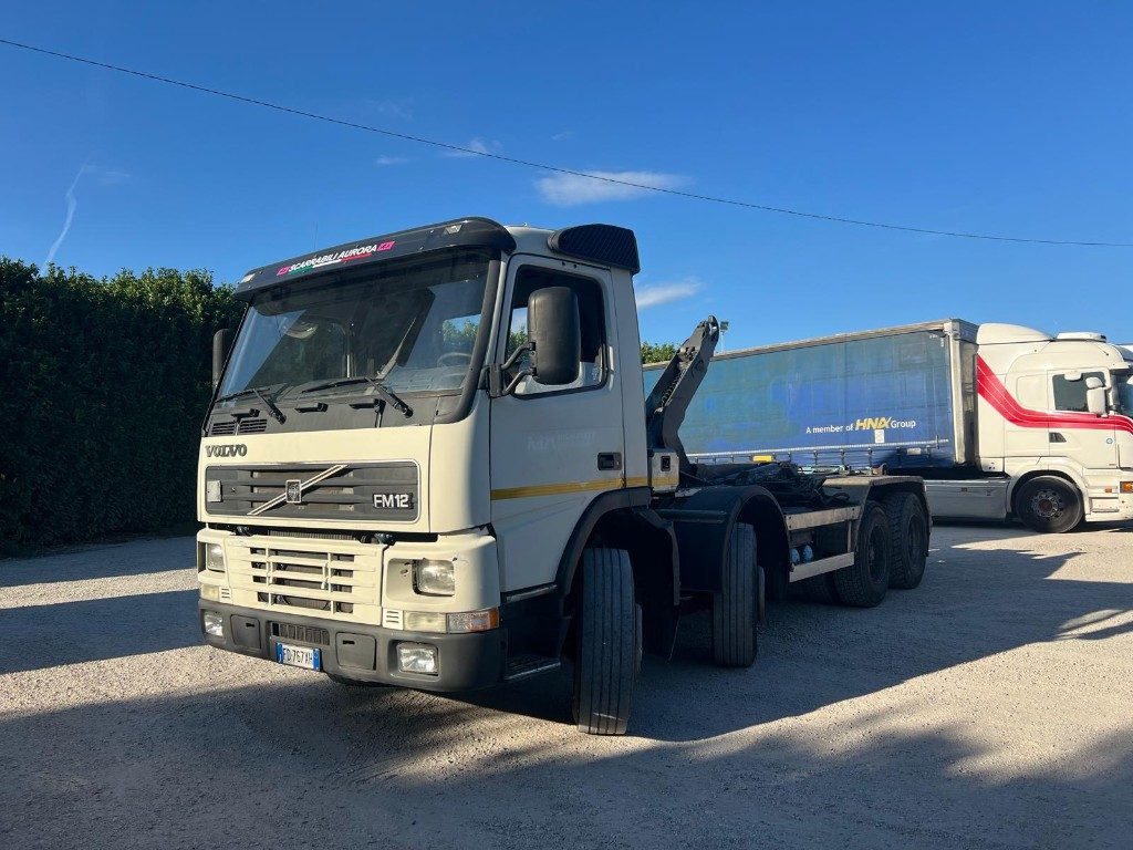 VOLVO FM12 SCARRABILE - 吊钩升降车:图1 VOLVO FM12 SCARRABILE - 吊钩升降车:图1