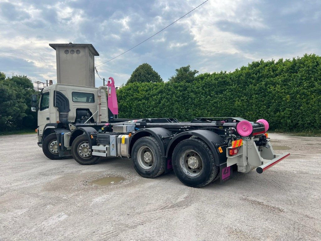 VOLVO FM480 SCARRABILE 8X4 - 吊钩升降车:图3 VOLVO FM480 SCARRABILE 8X4 - 吊钩升降车:图3