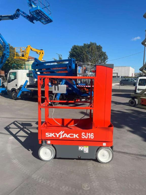 SkyJack SJ-16 - 垂直桅杆升降机:图4 SkyJack SJ-16 - 垂直桅杆升降机:图4