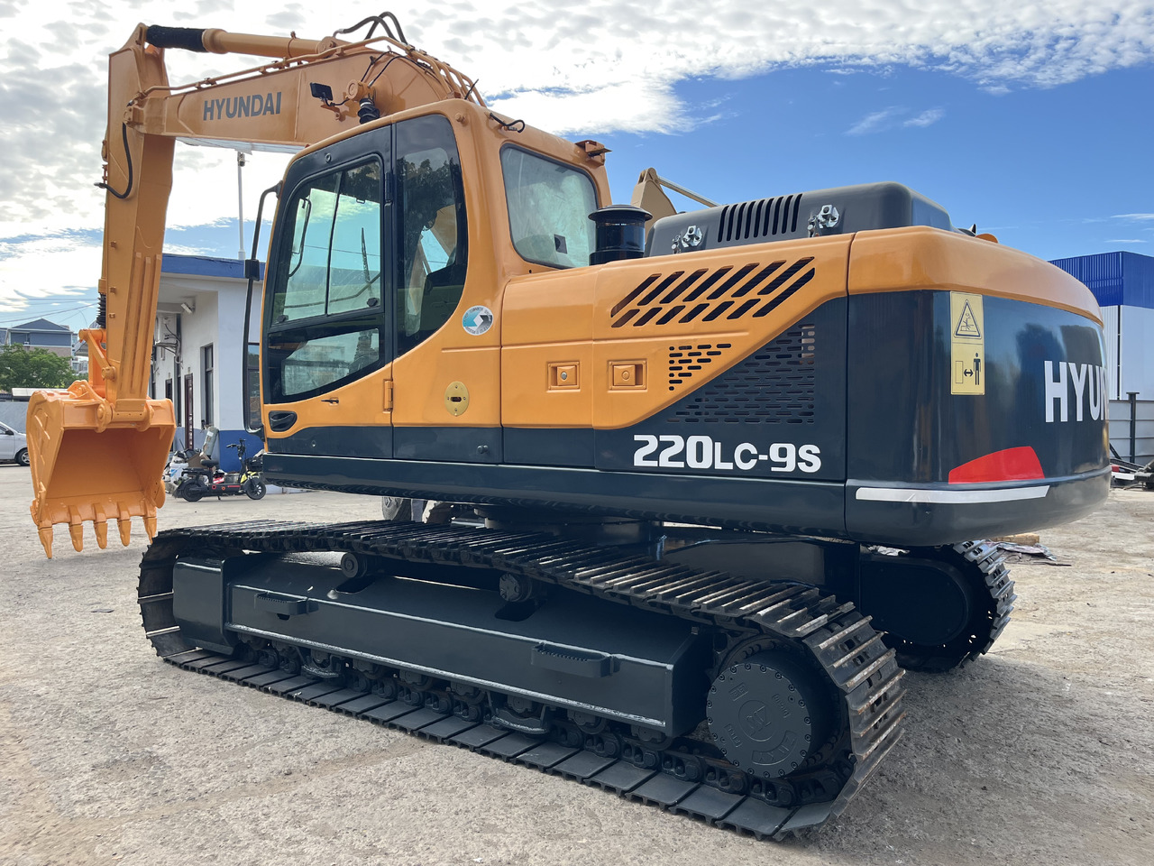 HYUNDAI 220lc-9s - 履带式挖掘机:图1 HYUNDAI 220lc-9s - 履带式挖掘机:图1