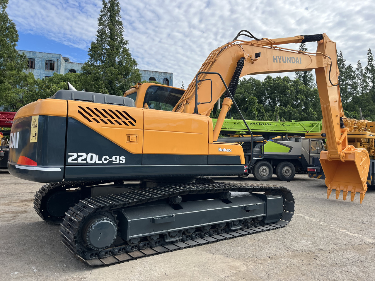 HYUNDAI 220lc-9s - 履带式挖掘机:图2 HYUNDAI 220lc-9s - 履带式挖掘机:图2