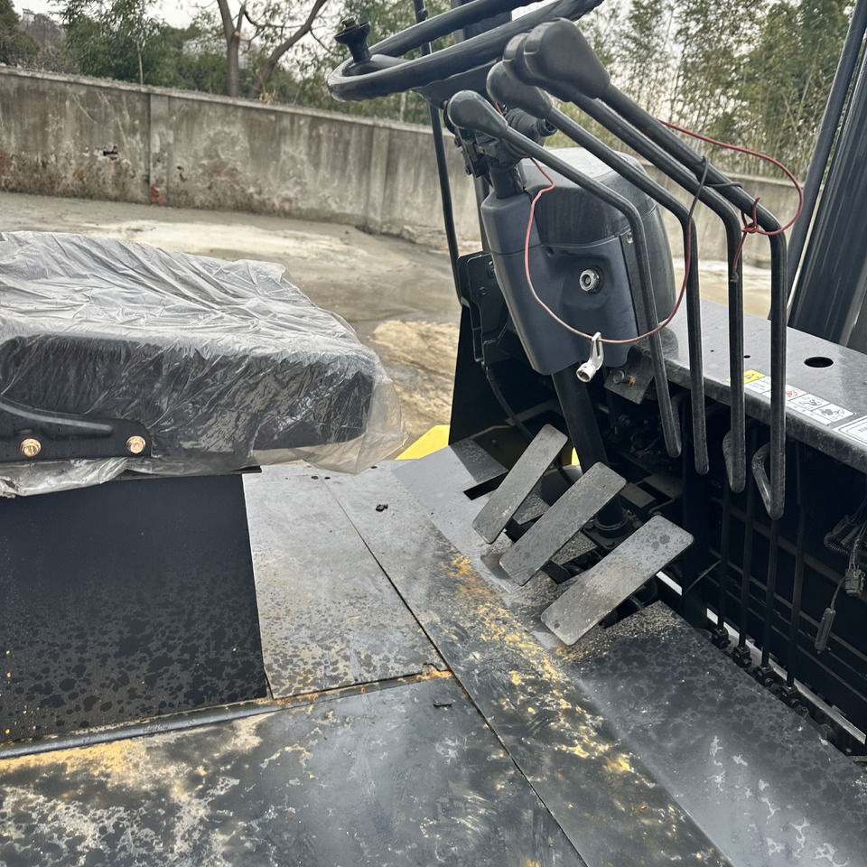 KOMATSU FD150 FD100 FD30 FD50 FD80 3Ton 5ton 8ton 10ton 15ton 16ton 20ton komatsu forklift - 柴油叉车:图5 KOMATSU FD150 FD100 FD30 FD50 FD80 3Ton 5ton 8ton 10ton 15ton 16ton 20ton komatsu forklift - 柴油叉车:图5