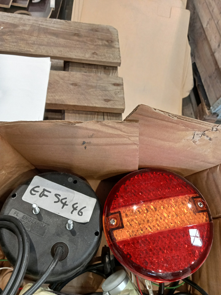 Trouillet FEU 3 FONCTIONS LED DROIT 810/09/10 - 尾灯:图1 Trouillet FEU 3 FONCTIONS LED DROIT 810/09/10 - 尾灯:图1