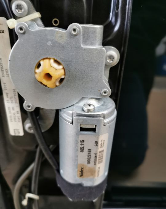 SZYBERDACH VOLVO FH 12 13 ORYGINAŁ 20379286 - 车身和外部 适用于 卡车:图4 SZYBERDACH VOLVO FH 12 13 ORYGINAŁ 20379286 - 车身和外部 适用于 卡车:图4