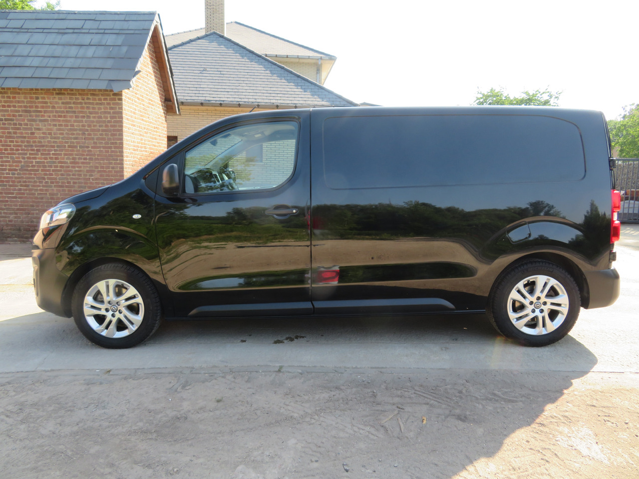 OPEL Vivaro 2.0 Turbo - L2H1 - 紧凑型面包车:图4 OPEL Vivaro 2.0 Turbo - L2H1 - 紧凑型面包车:图4