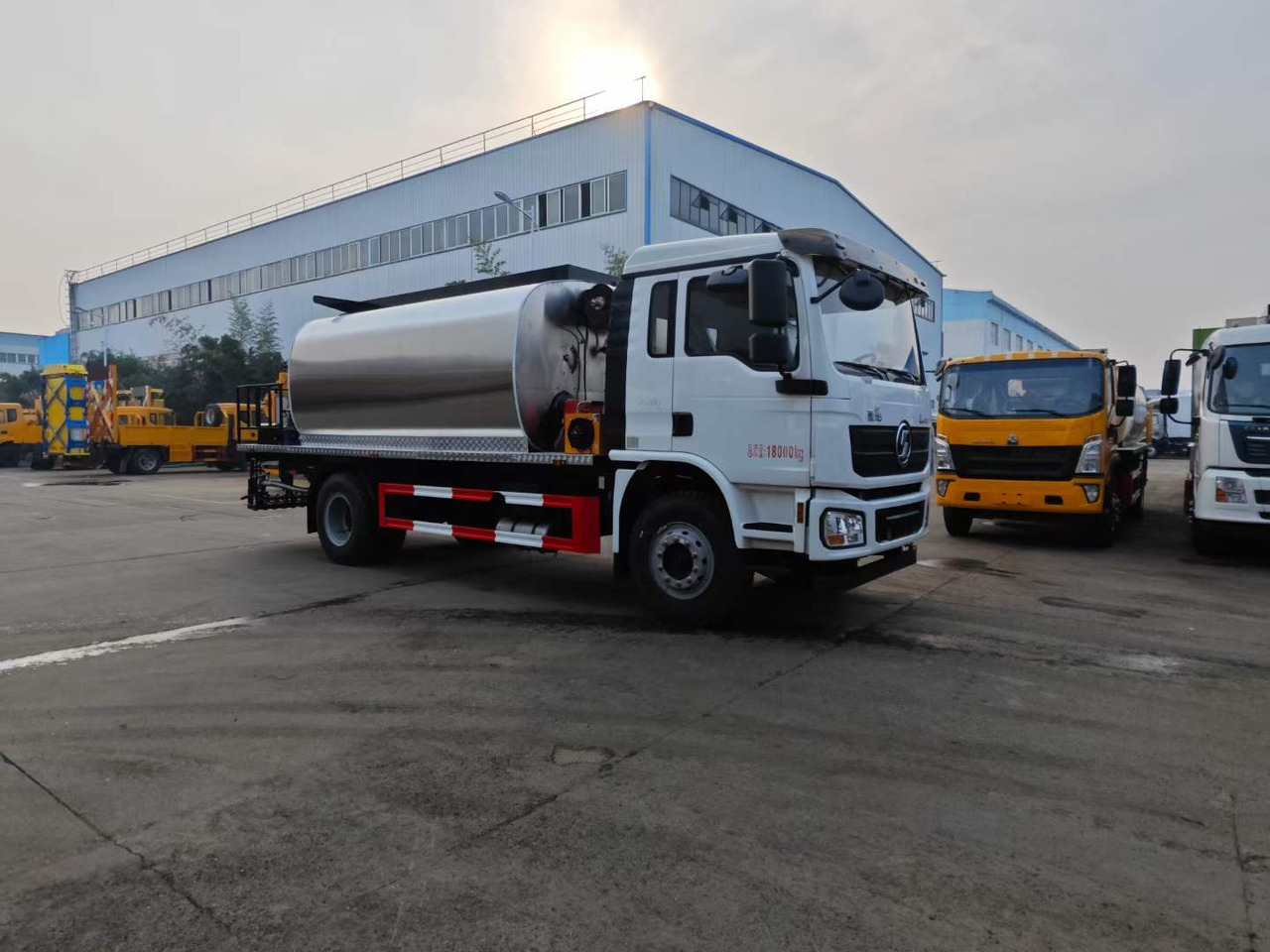 DONGFENG Asphalt Spreader - 沥青铺路机:图2 DONGFENG Asphalt Spreader - 沥青铺路机:图2