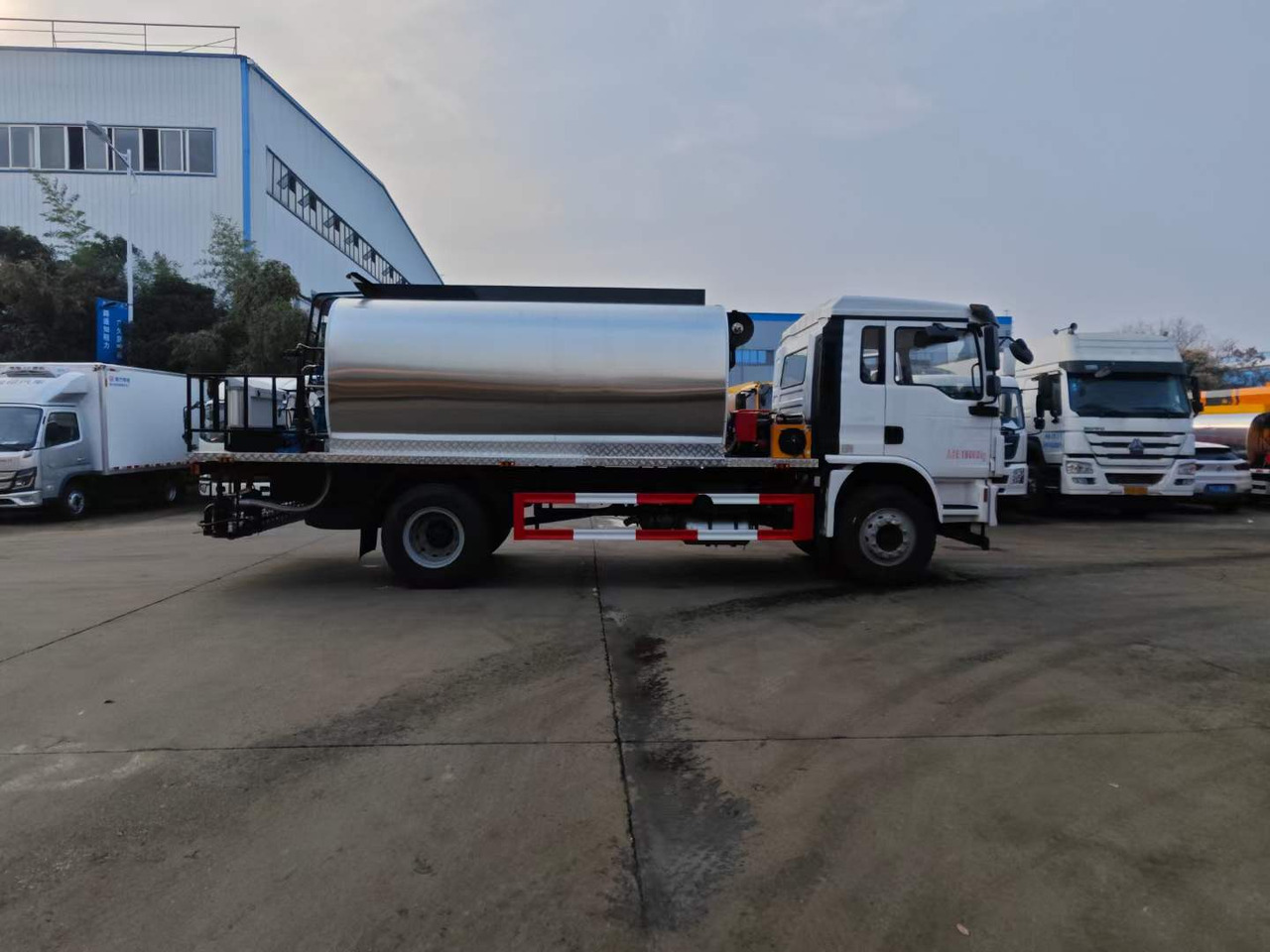 DONGFENG Asphalt Spreader - 沥青铺路机:图1 DONGFENG Asphalt Spreader - 沥青铺路机:图1