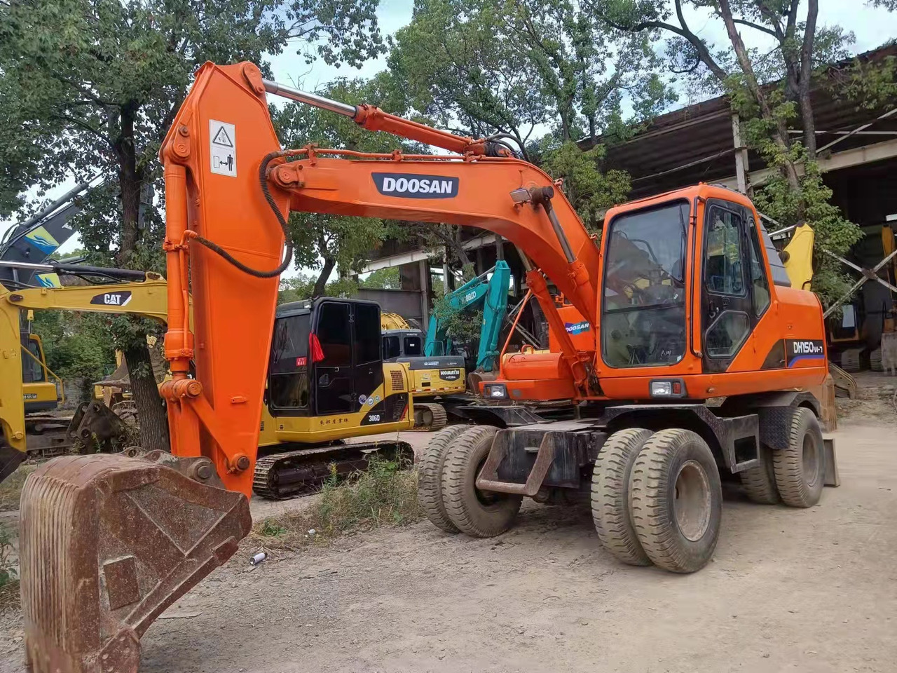 DOOSAN DH150W-7 - 履带式挖掘机:图1 DOOSAN DH150W-7 - 履带式挖掘机:图1