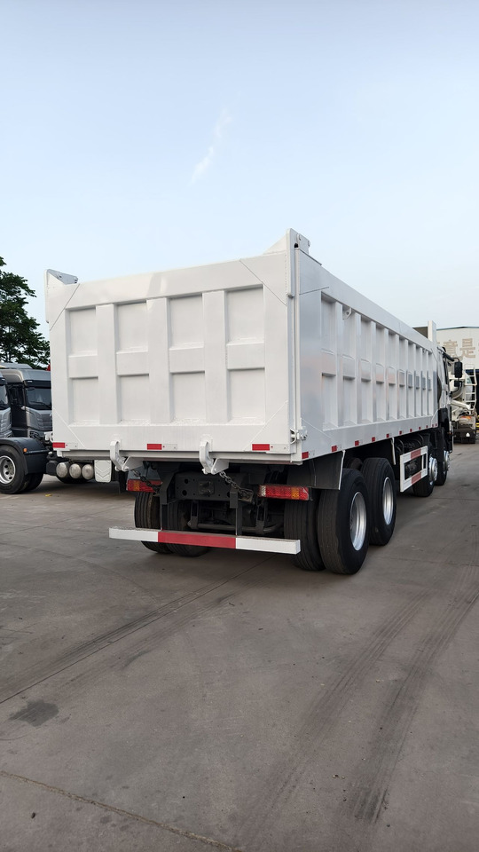 SINOTRUK HOWO 371 8x4 Dump Truck Click for Discount - 卡车:图4 SINOTRUK HOWO 371 8x4 Dump Truck Click for Discount - 卡车:图4