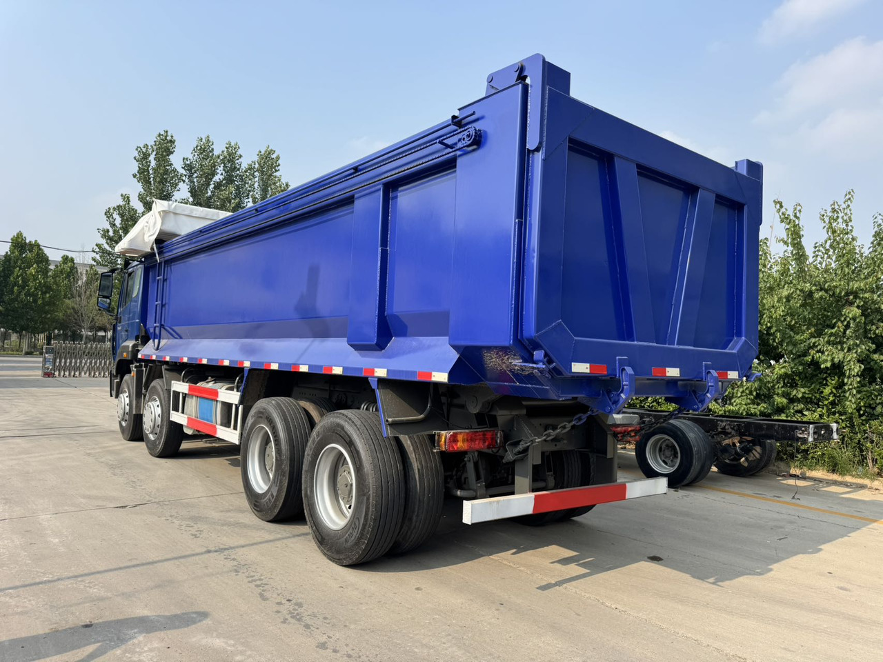SINOTRUK HOWO Dump Truck 8x4 Click for Discount - 翻斗车:图3 SINOTRUK HOWO Dump Truck 8x4 Click for Discount - 翻斗车:图3