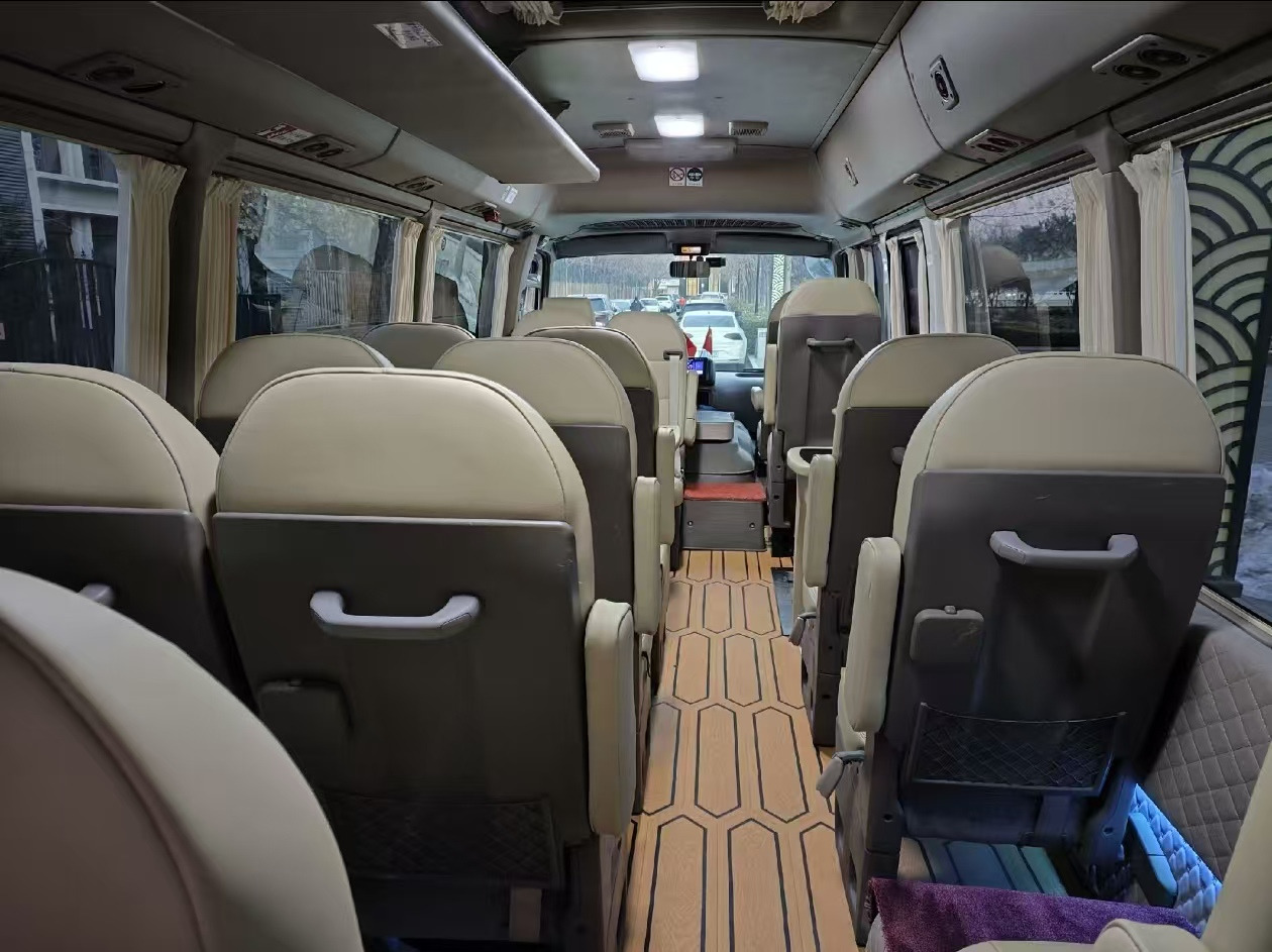 TOYOTA White Mini Bus Click Here for Discount - 长途客车:图2 TOYOTA White Mini Bus Click Here for Discount - 长途客车:图2