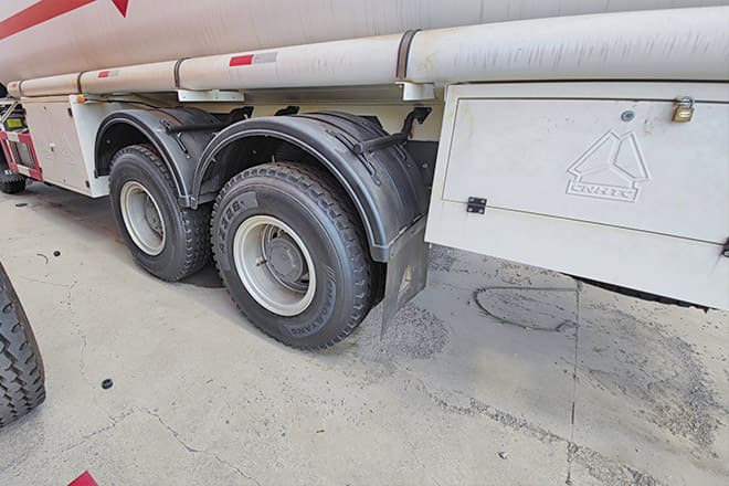 SINOTRUK Howo 400 Diesel Tanker Truck for Sale in Nigeria - 罐车:图5 SINOTRUK Howo 400 Diesel Tanker Truck for Sale in Nigeria - 罐车:图5