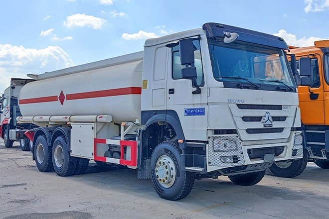 SINOTRUK Howo 400 Diesel Tanker Truck for Sale in Nigeria - 罐车:图1 SINOTRUK Howo 400 Diesel Tanker Truck for Sale in Nigeria - 罐车:图1