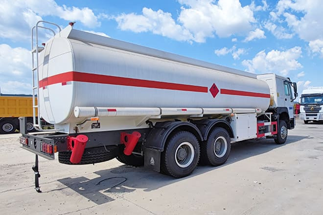 SINOTRUK Howo 400 Diesel Tanker Truck for Sale in Nigeria - 罐车:图4 SINOTRUK Howo 400 Diesel Tanker Truck for Sale in Nigeria - 罐车:图4