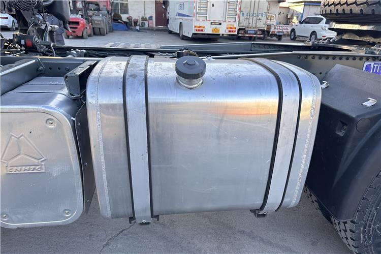 Sinotruk Used Howo 380HP Truck Head with RHD for Sale In Tanzania - 牵引车:图3 Sinotruk Used Howo 380HP Truck Head with RHD for Sale In Tanzania - 牵引车:图3