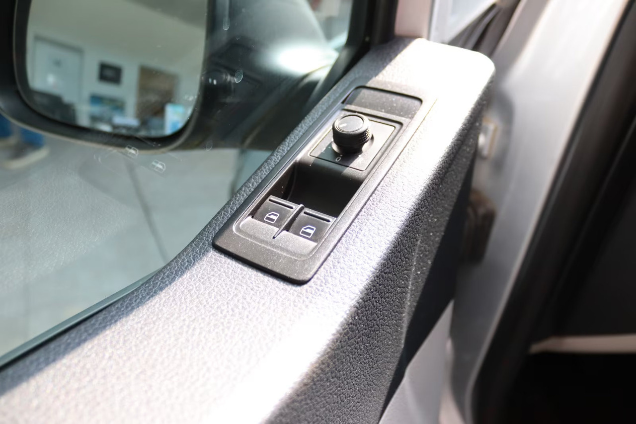 VOLKSWAGEN T6 Werkstatteinrichtung Jungheinrich - 无侧窗厢式货车:图5 VOLKSWAGEN T6 Werkstatteinrichtung Jungheinrich - 无侧窗厢式货车:图5